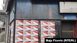 Izborni plakati u području sa većinskom srpskom većinom na severu Kosova. Arhivska fotografija.