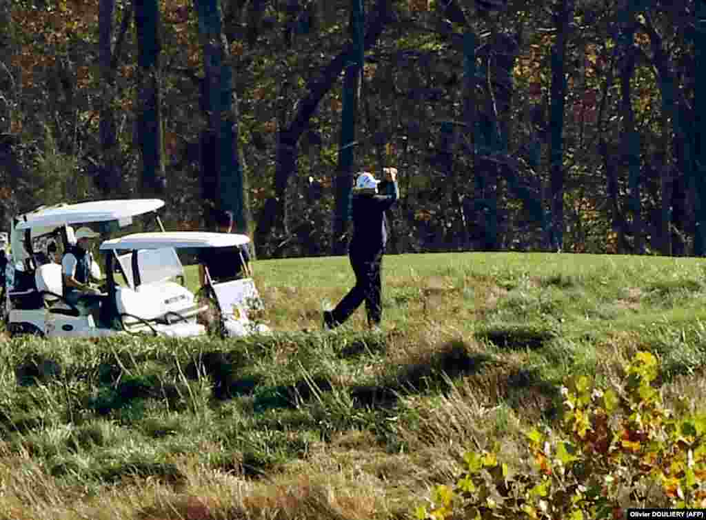 Trump konvoját követték a fotósok és az újságírók. A hivatalban lévő amerikai elnök a Trump National Golf Club-ba tartott. A CNN és az AP bejelentéséről valószínűleg a golf pályán értesült. &nbsp;