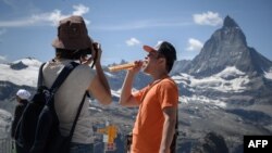 Турист се снима с шоколад "Тоблерон" на фона на легендарния връх Матерхорн