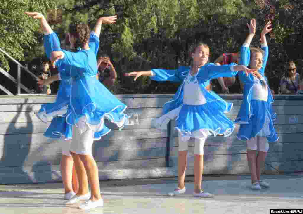 Mimînd grația pe scenă...