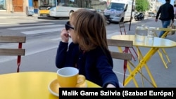 Kislány bébicsínóval Párizs 15. kerületében 2021 júniusában