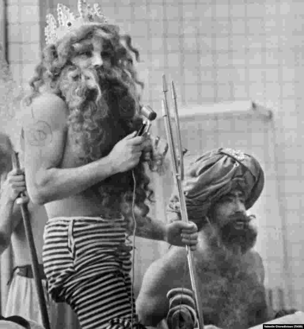 Álarcos bállal köszönti Gagarin és űrhajóstársa, Alekszej Leonov az új űrhajósokat a Moszkva melletti, csillagvárosi kiképző állomáson 1965. április 12-én.