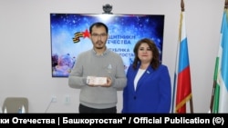 Тимур Пралиев после вручения ему в Уфе удостоверения ветерана боевых действий. Фото со страницы «Защитники Отечества | Башкортостан» во «ВКонтакте»