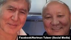 Сэлфи Наримана Тюлеева с Алмазбеком Атамбаевым на борту самолета. 22 октября 2018 года.