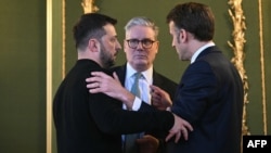 Ukrajinski predsjednik Volodimir Zelenski, britanski premijer Keir Starmer i francuski predsjednik Emmanuel Macron nakon sastanka tokom samita u Lancaster House, London, 2. marta 2025. godine.
