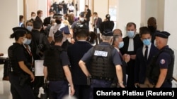 Veliko obezbeđenje na početku suđenja u Parizu, 2. septembra