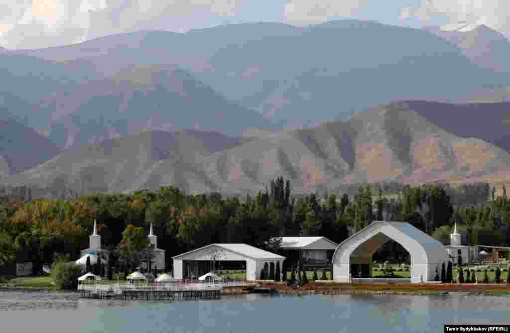 Жээк тынч, көл мелмилдейт.