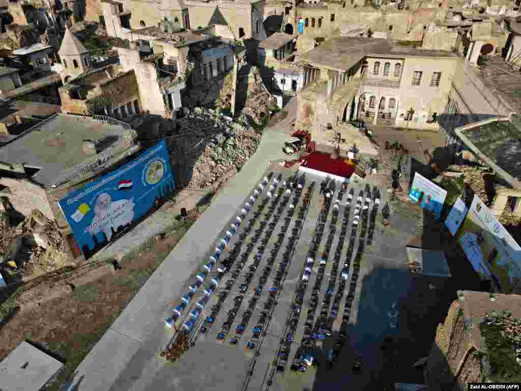 Az elhelyezett ülőhelyek az&nbsp;Al-Tahira templom&nbsp;előtt Moszulban madártávlatból.