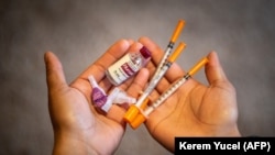 Инсулин дарысы ийнелери менен. 