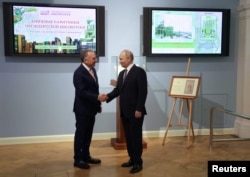 Президент России Владимир Путин (справа) жмет руку специальному представителю президента США Дональда Трампа Стиву Уиткоффу во время встречи в Санкт-Петербурге, Россия, 11 апреля 2025 года