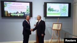 Президент России Владимир Путин (справа) жмет руку специальному представителю президента США Дональда Трампа Стиву Уиткоффу во время встречи в Санкт-Петербурге, Россия, 11 апреля 2025 года