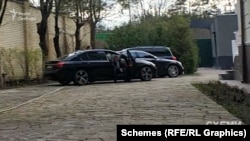 Журналісти помітили біля входу в заклад ще автівки, які чекали, однак менеджер переконував, що ними приїхали мешканці готелю