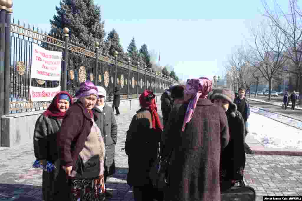 Заемщики требуют от властей снижения процентные ставки кредитов. Пикет у Белого Дома, 3 марта. 