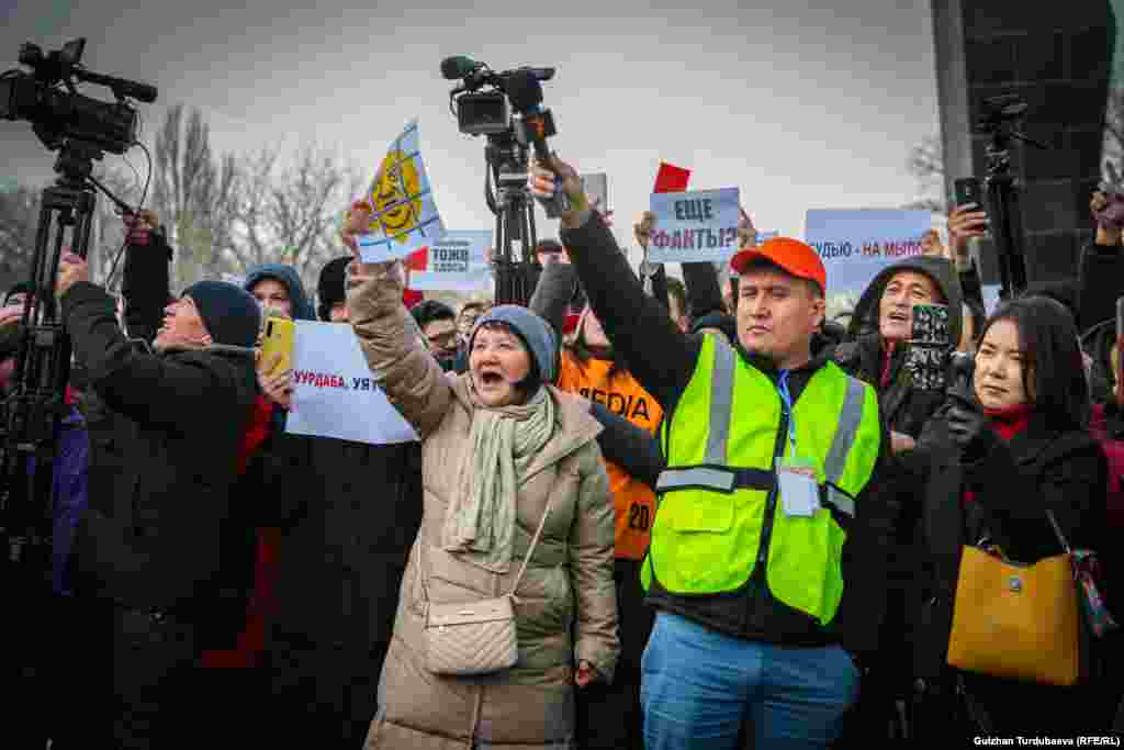Участники акции потребовали действенных мер в деле борьбы с коррупцией и прекращения давления на свободу слова на фоне иска семьи Матраимовых к СМИ на общую сумму в 60 млн сомов. Они держали в руках транспаранты с соответствующими требованиями.