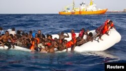 Migranți aproape de coastele insulei italiene Lampedusa