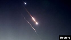 Уламки дрона або ракети в небі над Єрусалимом. 14 квітня 2024 року