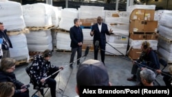 Lloyd Austin amerikai védelmi miniszter (jobbra) és Anthony Blinken amerikai külügyminiszter nyilatkozik, miután visszatértek kijevi útjukról, ahol találkoztak Volodimir Zelenszkij ukrán elnökkel április 25-én