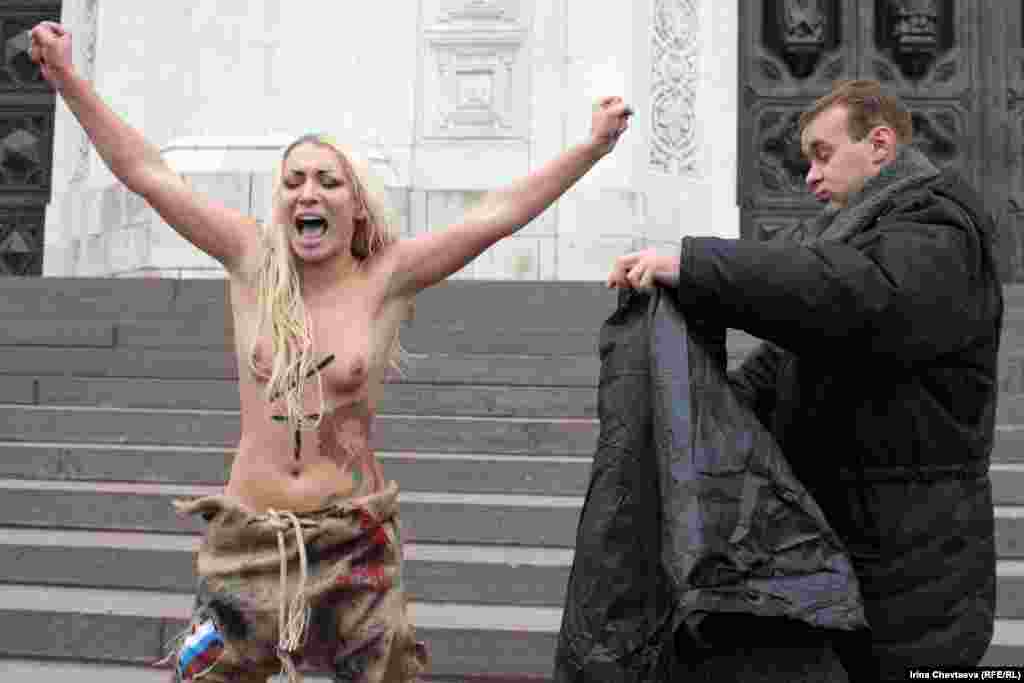 Активистки од организацијата Фемен со перформанс во Москва против изборните манипулации на парламентарните избори во Русија.