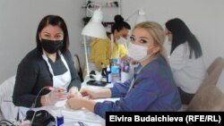 Мира Дөөталиеванын сулуулук салонунда иштеген кыз-келиндер жана кардары.