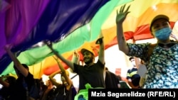 6 июля 2021 года, флаг ЛГБТ у здания парламента