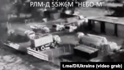 Ураження радіолокаційного комплексу «Небо-М» на мисі Тарханкут в анексованому Криму. Скриншот відео ГУР МОУ