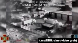 Ураження радіолокаційного комплексу «Небо-М» на мисі Тарханкут в анексованому Криму в ніч із 1 на 2 липня 2025 року. Скріншот відео ГУР МОУ