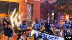 Під час протестів у Міннеаполісі поліція застосовує перцевий аерозоль проти демонстрантів