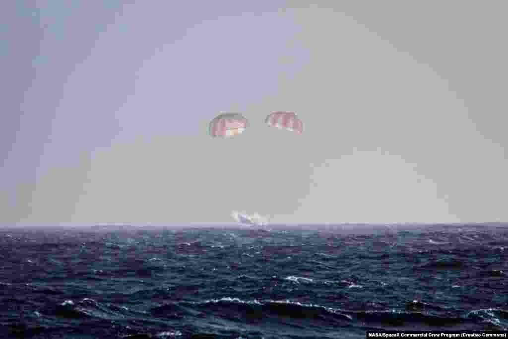 Пад на капсулата во океанот во 2015 година. По неодреден број денови на Меѓународната вселенска станица, астронаутите Бенкен и Харли ќе се вратат на Земјата.