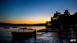 Muzgu mbi liqenin e Ohrit - Fotografi ilustruese nga arkivi.