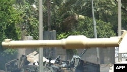 یک خودرو نظامی که بر اثر برخورد با بمب کنار جاده ای منفجر شده است