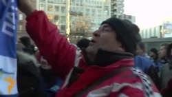 На знак примирення мітингувальники з двох майданів обмінялися символікою і заспівали гімн