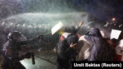 Oficerët e policisë përdorin sprej piper mbi demonstruesit gjatë një proteste në ditën kur kryetari i bashkisë së Stambollit, Ekrem Imamoglu, u burgos si pjesë e një hetimi për korrupsion.