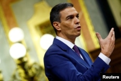 پدرو سانچز در جریان یک مناظره دربارۀ قانون عفو عمومی