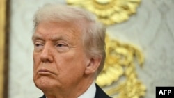 Трамп написав, що сказав як Зеленському, так і Путіну, що «настав час припинити вбивства і укласти угоду». Він додав, що «вони повинні зупинитися там, де вони є»