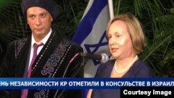 Сүрөттө: Кыргызстандын Израилдеги ардактуу консулу Дмитрий Шкаф жана Израилдин Казакстандагы өзгөчө жана ыйгарым укуктуу мурдагы элчиси жана Кыргыз Республикасындагы резидент эмес (тұруктуу эмес) мурдагы элчи Лиат Вексель