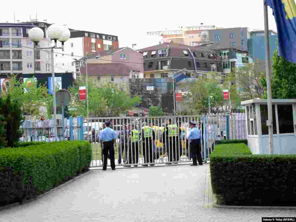Protest zbog posete Borka Stefanovića Kosovu, Priština, 12. maj 2011 - Pripadnici Pokreta Samopredeljenje blokirali ulaz u Skupštinu i Vladu Kosova