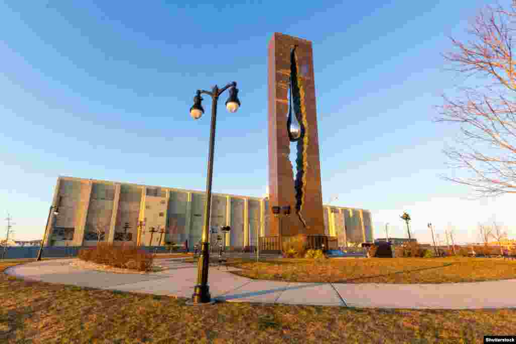 Мемориал «Слеза скорби» в Бейонне, Нью-Джерси (США) (2006). Посвящён жертвам терактов 11 сентября 2001 года.