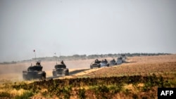 Tanket e ushtrisë së Turqisë gjatë një ofensive përgjatë kufirit me Sirinë. Fotografi nga arkivi. 