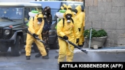 Fertőtlenítő gyakorlat augusztus végén a Kútvölgyi Kórháznál.