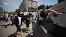 На місці меморіалу Небесної сотні активісти знесли будівельний паркан – відео