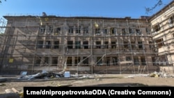 Удар по Кам’янському частково зруйнував триповерхову будівлю, яка не експлуатувалася. Поряд пошкоджені пологовий будинок і відділення міської лікарні