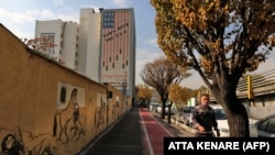 USA-ellenes falfestmény az iráni főváros, Teherán központjában, 2020. november 30-án.