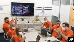 شادی تیم «نبوغ» در ناسا از موفقیت اولین پرواز این هلی‌کوپتر فضایی