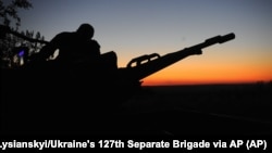 Украинские военные готовятся к отражению воздушного нападения РФ, фото иллюстративный