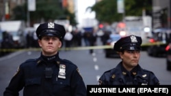 Полиция Нью-Йорка в оцеплении перед зданием CNN, где было найдено одно из взрывных устройств.