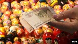 Батыштын санкциялары орус экономикасына зыян келтирерин Кремл өзү да моюнга алууда. Орусия рубли. 2013-жыл. 