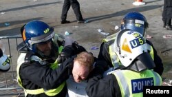 Összecsapások Londonban a járványügyi korlátozások elleni tüntetésen