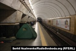 Oameni din Kiev se refugiază la metrou în timpul atacului Rusiei din 28 iulie 2025.