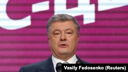 Порошенко шайлоонун жыйынтыгы боюнча атаандашы Владимир Зеленскийди куттуктай турганын да айтты. 21-апрель, 2019-жыл.