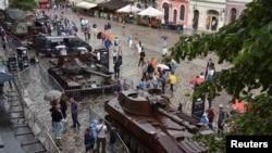 Kilőtt orosz katonai járművekből és fegyverekből nyílt kiállítás az ukrajnai Lvivben 2022. augusztus 11-én